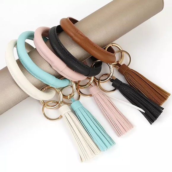 BLACK CIRCLE KEYCHAIN WRISTLET - Picture 14 of 14